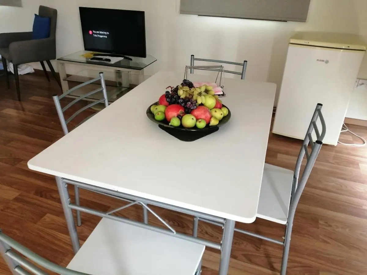 Dom wakacyjny Extremely Comfy Apt With Spacious Private Terrace 10Min Walk To The Beach & In Town Larnaca