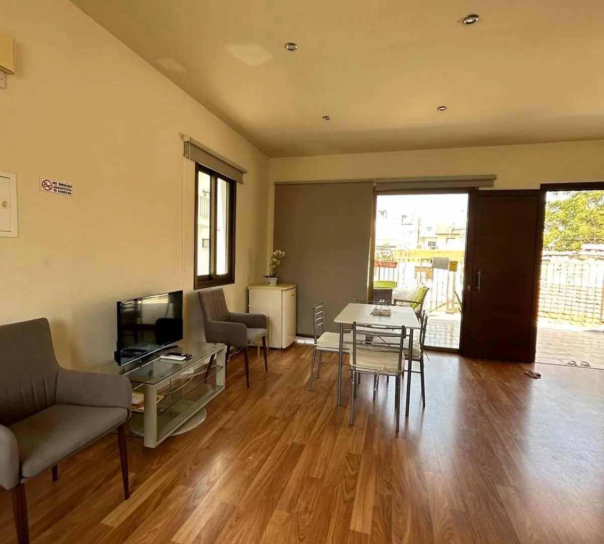 Dom wakacyjny Extremely Comfy Apt With Spacious Private Terrace 10Min Walk To The Beach & In Town Larnaca